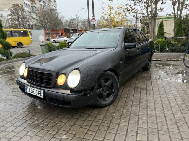 Синій Мерседес Е-Клас, об'ємом двигуна 2 л та пробігом 360 тис. км за 2550 $, фото 3 на Automoto.ua