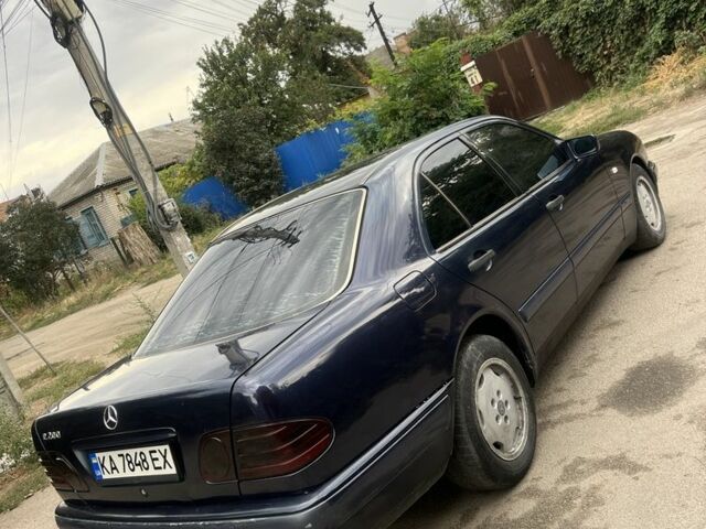 Синій Мерседес Е-Клас, об'ємом двигуна 2 л та пробігом 360 тис. км за 2700 $, фото 3 на Automoto.ua