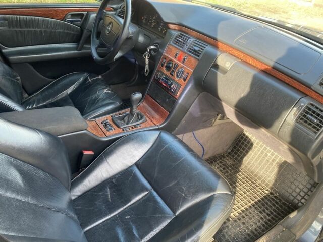 Синій Мерседес Е-Клас, об'ємом двигуна 2.2 л та пробігом 350 тис. км за 2250 $, фото 4 на Automoto.ua