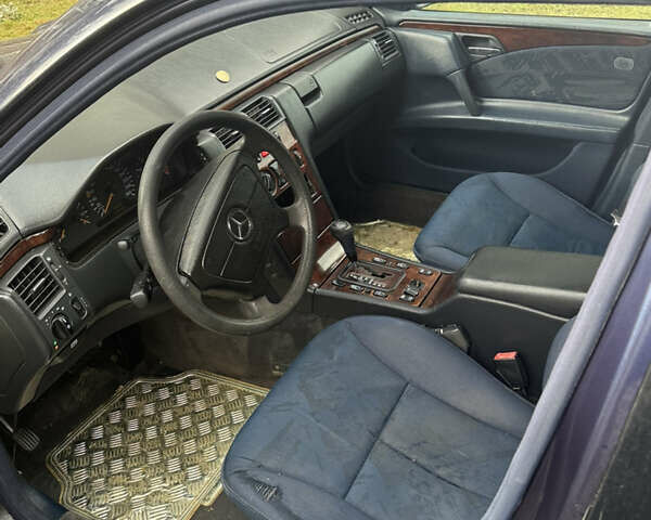 Синій Мерседес Е-Клас, об'ємом двигуна 2.8 л та пробігом 100 тис. км за 2350 $, фото 8 на Automoto.ua