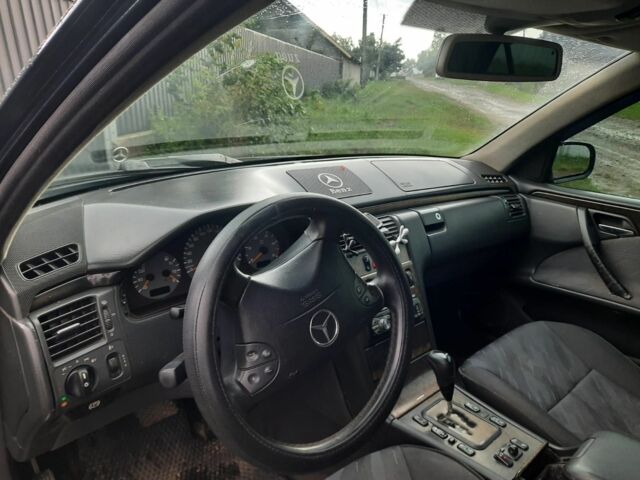 Синий Мерседес Е-Класс, объемом двигателя 2 л и пробегом 300 тыс. км за 4100 $, фото 2 на Automoto.ua