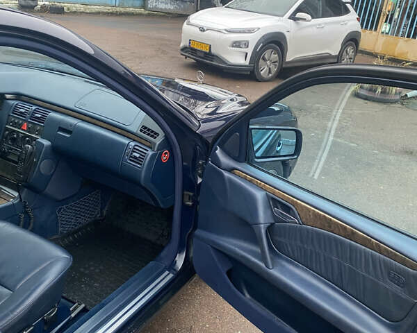 Синий Мерседес Е-Класс, объемом двигателя 2.4 л и пробегом 302 тыс. км за 3700 $, фото 10 на Automoto.ua