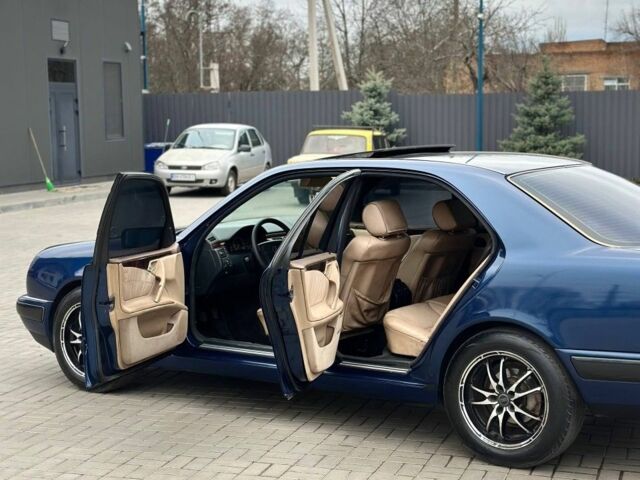 Синий Мерседес Е-Класс, объемом двигателя 2 л и пробегом 400 тыс. км за 3800 $, фото 6 на Automoto.ua