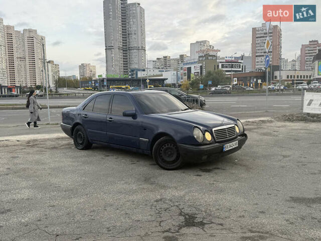 Синий Мерседес Е-Класс, объемом двигателя 2.4 л и пробегом 316 тыс. км за 2499 $, фото 1 на Automoto.ua