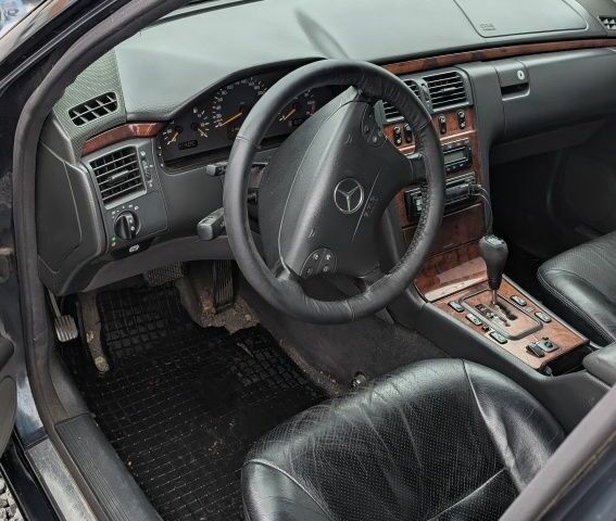 Синій Мерседес Е-Клас, об'ємом двигуна 3.2 л та пробігом 450 тис. км за 3499 $, фото 7 на Automoto.ua