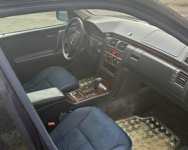 Синій Мерседес Е-Клас, об'ємом двигуна 2.8 л та пробігом 100 тис. км за 2350 $, фото 6 на Automoto.ua