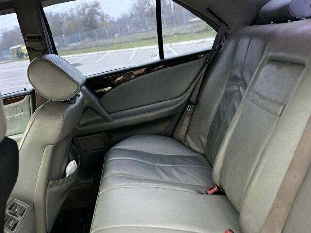 Синий Мерседес Е-Класс, объемом двигателя 0 л и пробегом 500 тыс. км за 2200 $, фото 7 на Automoto.ua