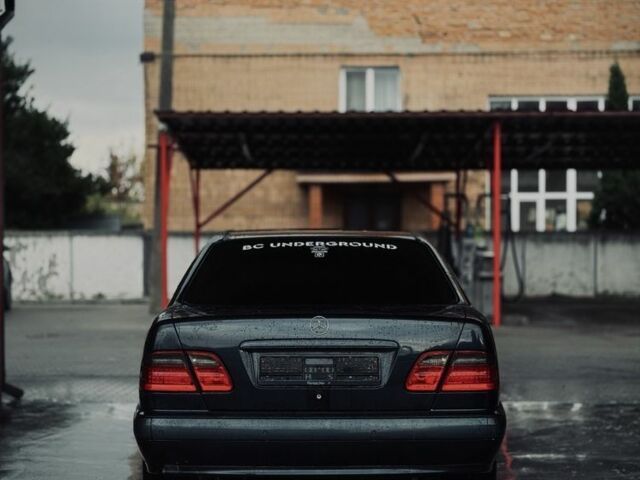 Синий Мерседес Е-Класс, объемом двигателя 2.2 л и пробегом 300 тыс. км за 2600 $, фото 1 на Automoto.ua