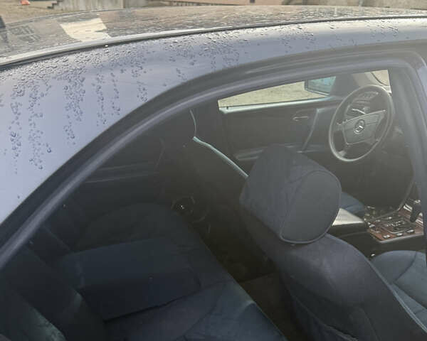Синій Мерседес Е-Клас, об'ємом двигуна 2.8 л та пробігом 100 тис. км за 2350 $, фото 5 на Automoto.ua