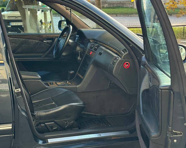 Синий Мерседес Е-Класс, объемом двигателя 3.22 л и пробегом 540 тыс. км за 3199 $, фото 5 на Automoto.ua