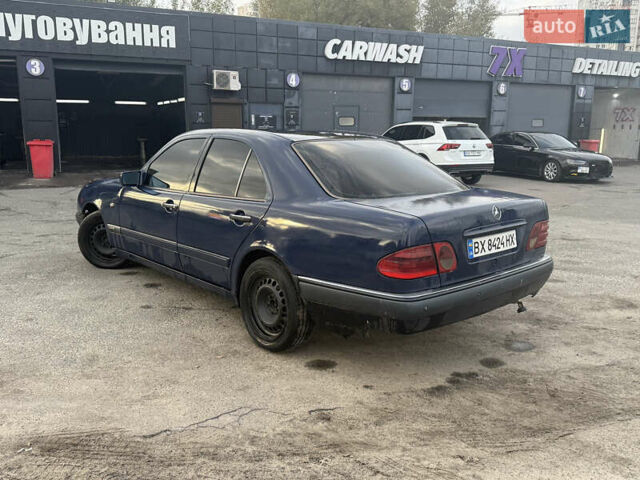 Синий Мерседес Е-Класс, объемом двигателя 2.4 л и пробегом 316 тыс. км за 2499 $, фото 5 на Automoto.ua