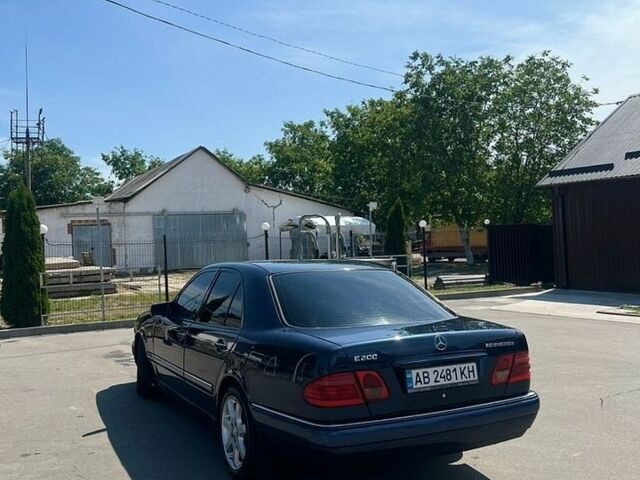 Синий Мерседес Е-Класс, объемом двигателя 2 л и пробегом 490 тыс. км за 3350 $, фото 4 на Automoto.ua