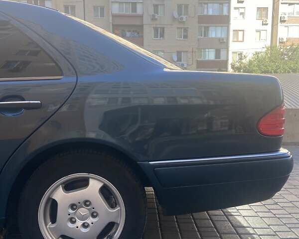 Синий Мерседес Е-Класс, объемом двигателя 2 л и пробегом 348 тыс. км за 4200 $, фото 1 на Automoto.ua