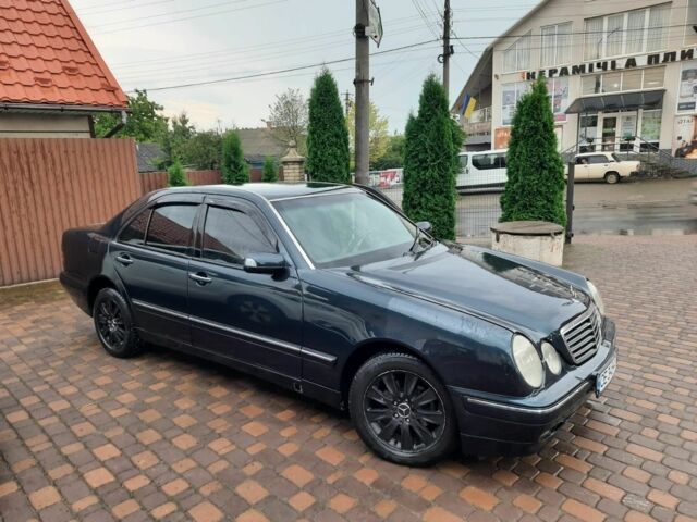 Синий Мерседес Е-Класс, объемом двигателя 2 л и пробегом 300 тыс. км за 4100 $, фото 3 на Automoto.ua