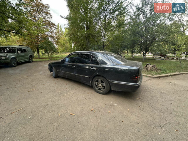 Синий Мерседес Е-Класс, объемом двигателя 3.23 л и пробегом 438 тыс. км за 5500 $, фото 8 на Automoto.ua
