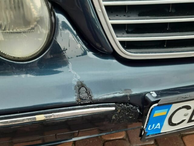 Синий Мерседес Е-Класс, объемом двигателя 2 л и пробегом 300 тыс. км за 4100 $, фото 5 на Automoto.ua