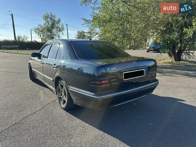 Синій Мерседес Е-Клас, об'ємом двигуна 3.23 л та пробігом 438 тис. км за 3999 $, фото 11 на Automoto.ua