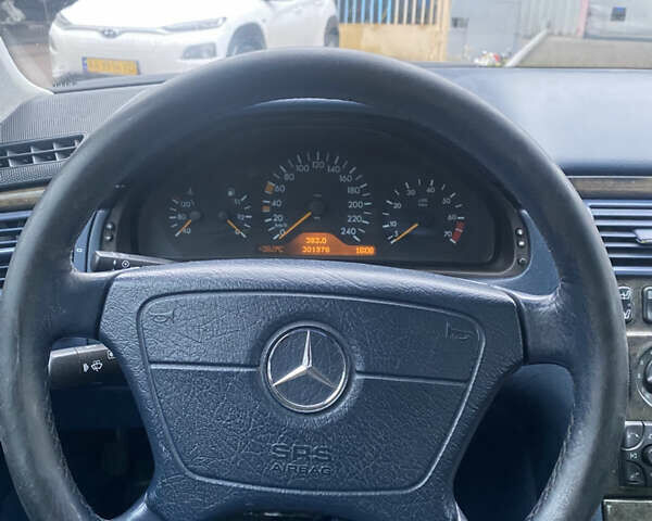 Синий Мерседес Е-Класс, объемом двигателя 2.4 л и пробегом 302 тыс. км за 3700 $, фото 7 на Automoto.ua