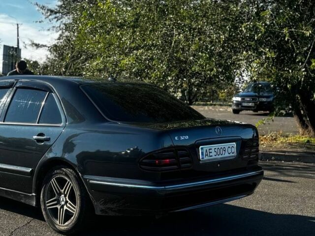 Синий Мерседес Е-Класс, объемом двигателя 3.2 л и пробегом 450 тыс. км за 3500 $, фото 3 на Automoto.ua