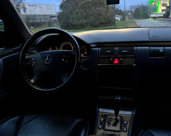 Синий Мерседес Е-Класс, объемом двигателя 3.22 л и пробегом 540 тыс. км за 3800 $, фото 6 на Automoto.ua