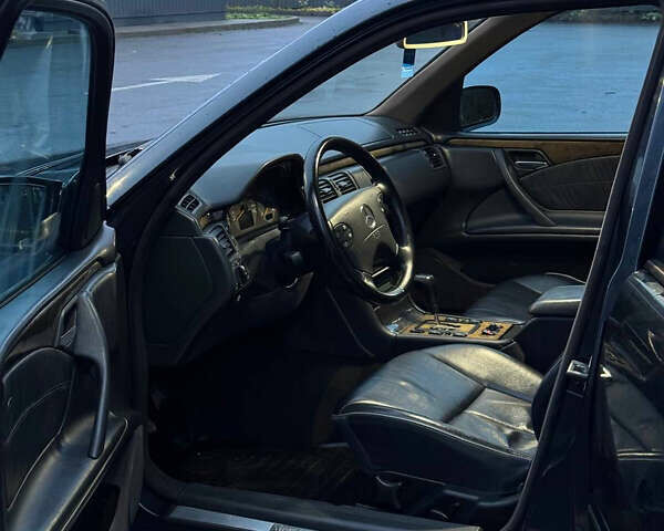 Синий Мерседес Е-Класс, объемом двигателя 3.22 л и пробегом 540 тыс. км за 3800 $, фото 3 на Automoto.ua