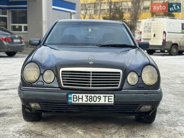 Синий Мерседес Е-Класс, объемом двигателя 2.8 л и пробегом 347 тыс. км за 2600 $, фото 2 на Automoto.ua