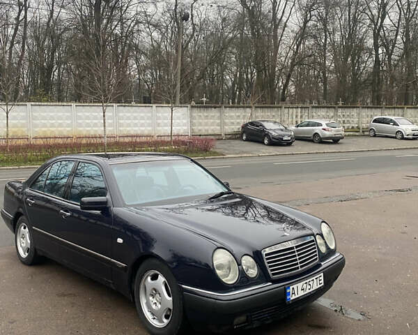 Синий Мерседес Е-Класс, объемом двигателя 2.4 л и пробегом 302 тыс. км за 3700 $, фото 1 на Automoto.ua