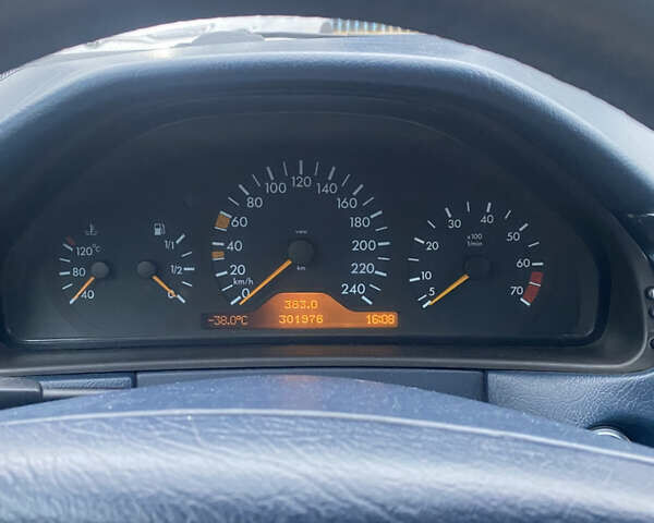 Синий Мерседес Е-Класс, объемом двигателя 2.4 л и пробегом 302 тыс. км за 3700 $, фото 9 на Automoto.ua