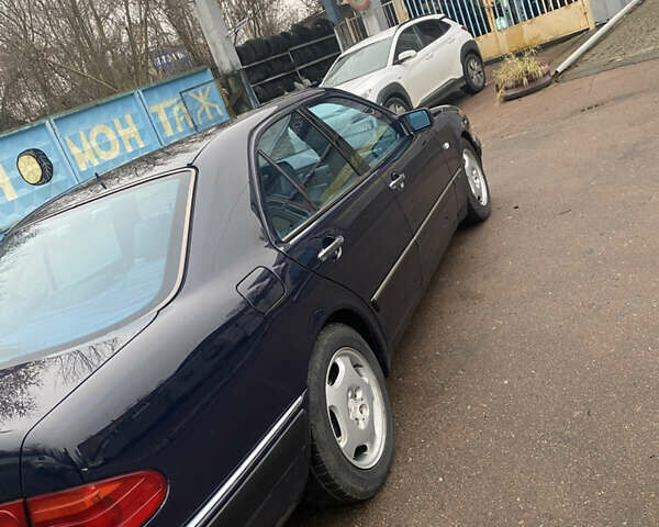 Синий Мерседес Е-Класс, объемом двигателя 2.4 л и пробегом 302 тыс. км за 3700 $, фото 3 на Automoto.ua