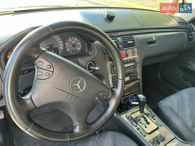 Синій Мерседес Е-Клас, об'ємом двигуна 3.23 л та пробігом 438 тис. км за 3999 $, фото 20 на Automoto.ua