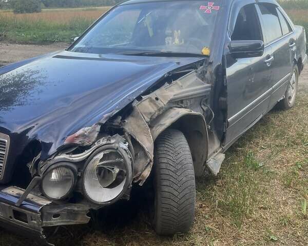 Синій Мерседес Е-Клас, об'ємом двигуна 2.8 л та пробігом 242 тис. км за 1300 $, фото 4 на Automoto.ua