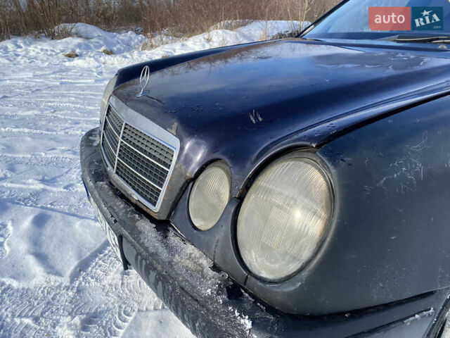 Синий Мерседес Е-Класс, объемом двигателя 2.8 л и пробегом 244 тыс. км за 2600 $, фото 5 на Automoto.ua