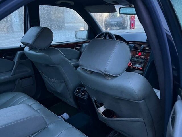 Синий Мерседес Е-Класс, объемом двигателя 2.5 л и пробегом 333 тыс. км за 1950 $, фото 6 на Automoto.ua