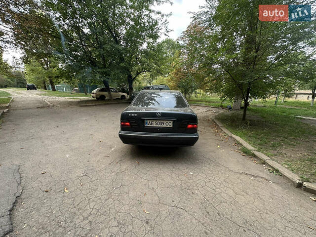 Синий Мерседес Е-Класс, объемом двигателя 3.23 л и пробегом 438 тыс. км за 5500 $, фото 7 на Automoto.ua