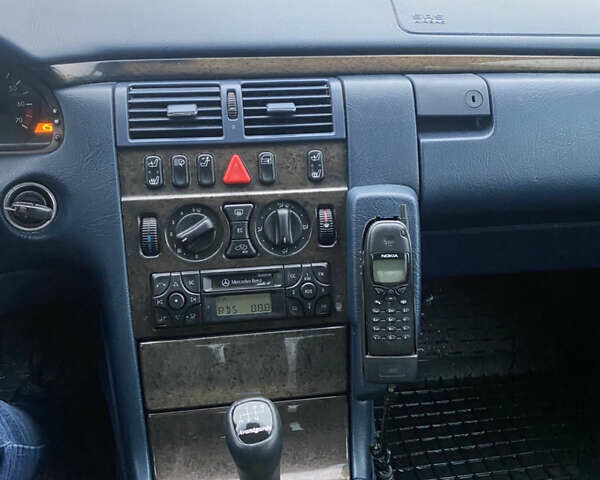 Синий Мерседес Е-Класс, объемом двигателя 2.4 л и пробегом 302 тыс. км за 3700 $, фото 8 на Automoto.ua