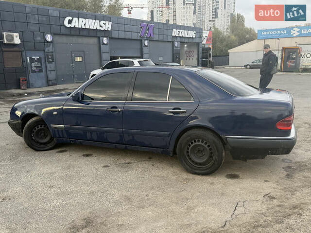 Синий Мерседес Е-Класс, объемом двигателя 2.4 л и пробегом 316 тыс. км за 2499 $, фото 6 на Automoto.ua