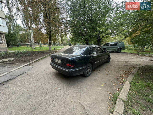 Синий Мерседес Е-Класс, объемом двигателя 3.23 л и пробегом 438 тыс. км за 5500 $, фото 6 на Automoto.ua