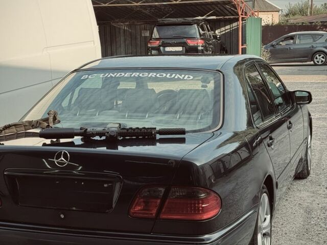 Синий Мерседес Е-Класс, объемом двигателя 2.2 л и пробегом 300 тыс. км за 2600 $, фото 5 на Automoto.ua