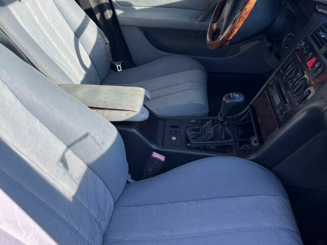 Синий Мерседес Е-Класс, объемом двигателя 2.2 л и пробегом 365 тыс. км за 1900 $, фото 8 на Automoto.ua