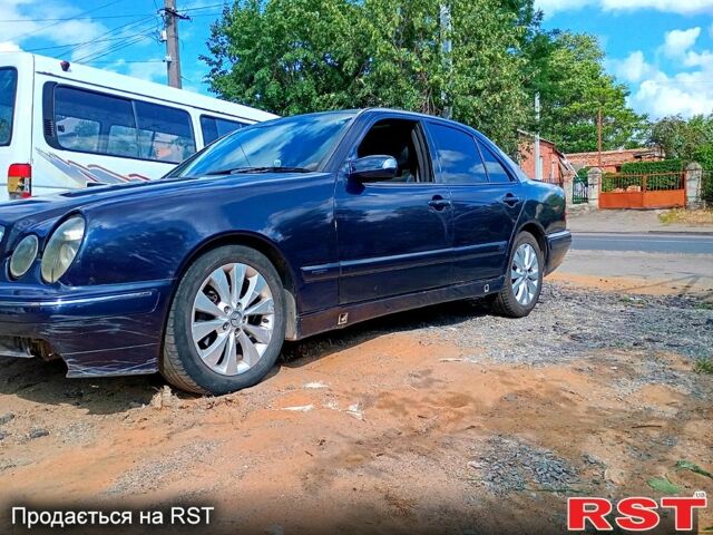 Синий Мерседес Е-Класс, объемом двигателя 2 л и пробегом 0 тыс. км за 2500 $, фото 1 на Automoto.ua