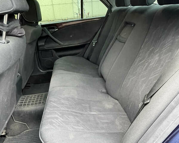 Синий Мерседес Е-Класс, объемом двигателя 2.2 л и пробегом 314 тыс. км за 4999 $, фото 21 на Automoto.ua