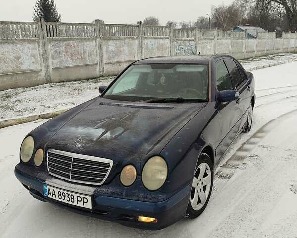 Синий Мерседес Е-Класс, объемом двигателя 2.2 л и пробегом 329 тыс. км за 4500 $, фото 4 на Automoto.ua