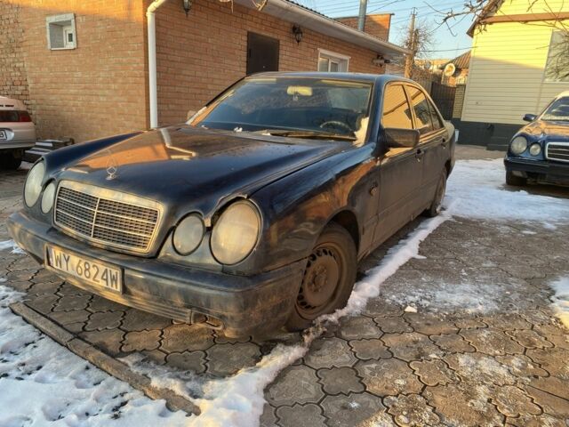 Синий Мерседес Е-Класс, объемом двигателя 2 л и пробегом 200 тыс. км за 2100 $, фото 6 на Automoto.ua