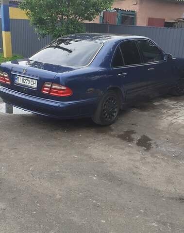 Синий Мерседес Е-Класс, объемом двигателя 2.4 л и пробегом 300 тыс. км за 4500 $, фото 2 на Automoto.ua