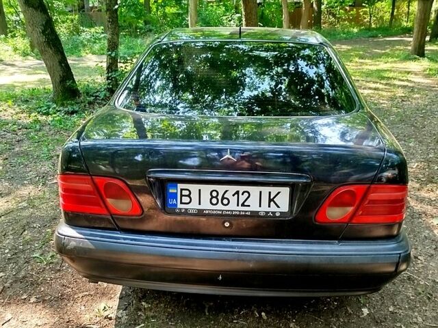 Синий Мерседес Е-Класс, объемом двигателя 2 л и пробегом 300 тыс. км за 3700 $, фото 1 на Automoto.ua