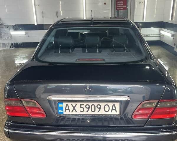 Синий Мерседес Е-Класс, объемом двигателя 2.8 л и пробегом 305 тыс. км за 6500 $, фото 4 на Automoto.ua