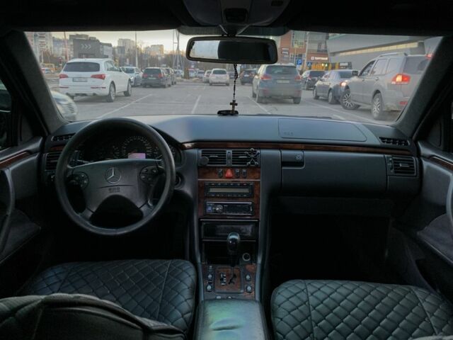 Синий Мерседес Е-Класс, объемом двигателя 2 л и пробегом 550 тыс. км за 3150 $, фото 4 на Automoto.ua