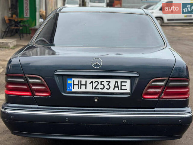 Синий Мерседес Е-Класс, объемом двигателя 2.15 л и пробегом 400 тыс. км за 3700 $, фото 4 на Automoto.ua