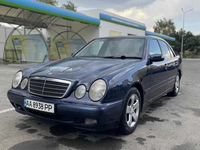 Синий Мерседес Е-Класс, объемом двигателя 2.2 л и пробегом 326 тыс. км за 4300 $, фото 2 на Automoto.ua