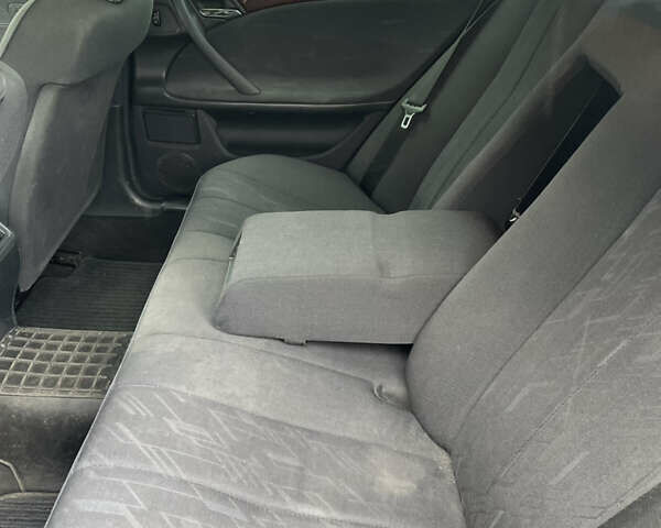 Синий Мерседес Е-Класс, объемом двигателя 2.2 л и пробегом 314 тыс. км за 4999 $, фото 22 на Automoto.ua